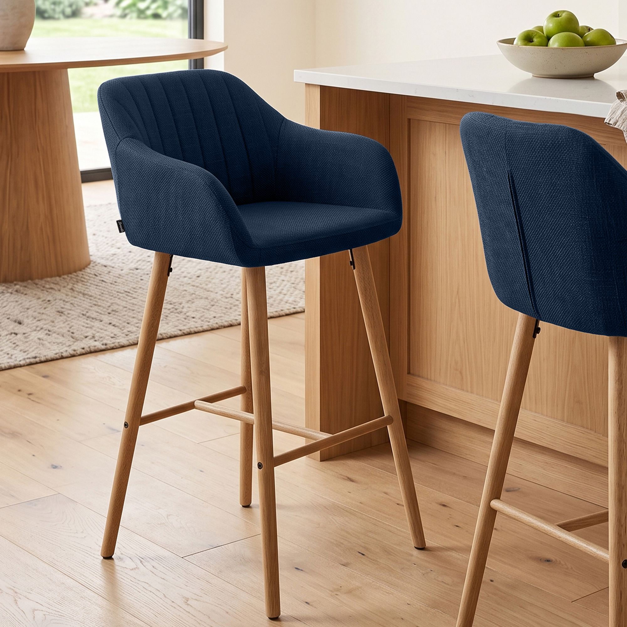 Barstol Ando i tyg &ndash; modern design, bekväm sits och stabil ram för stilfulla hem och barer