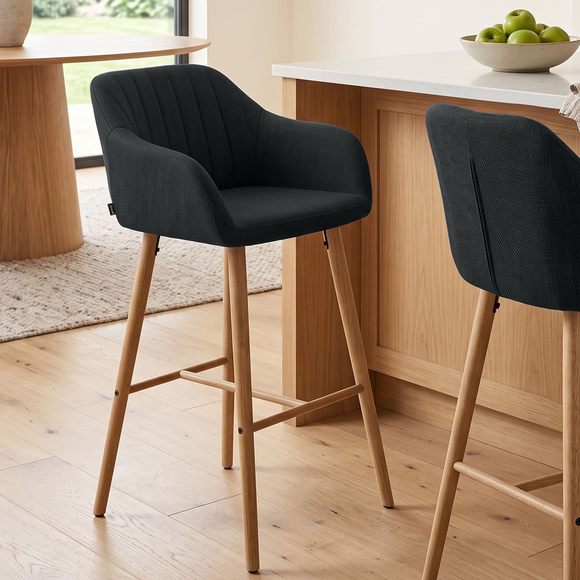 Barstol Ando i tyg &ndash; modern design, bekväm sits och stabil ram för stilfulla hem och barer